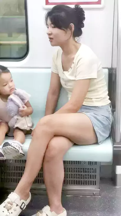地铁偶见：车厢缓缓掠尘喧 素衣闲坐鬓云盘