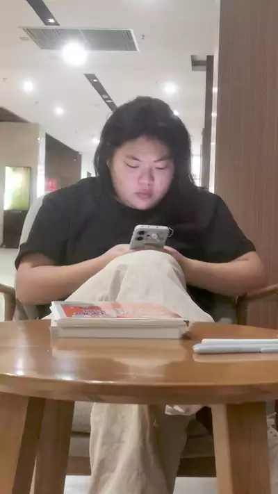 图书馆闲坐：馆阁清宁境自幽 静坐案前意悠悠